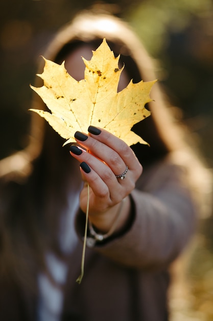 Heureux jeune couple à l'automne