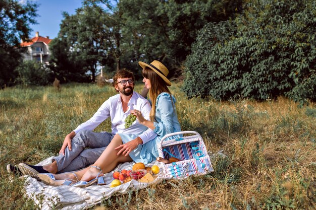 Heureux jeune couple élégant profiter de vacances à la campagne