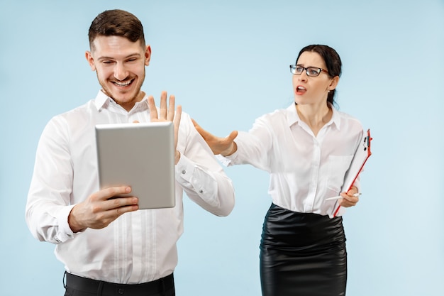 Heureux jeune couple excité regardant la caméra avec délice