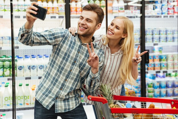 Heureux jeune couple prenant un selfie