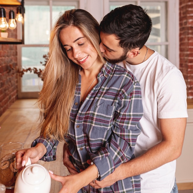 Heureux jeune couple prenant son petit déjeuner