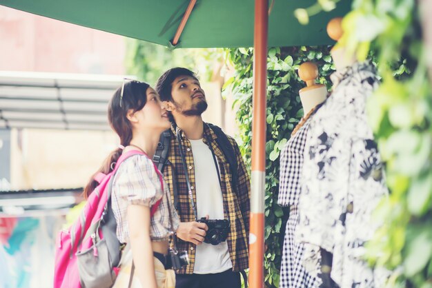 Heureux jeune couple de routards se promener ensemble dans la rue