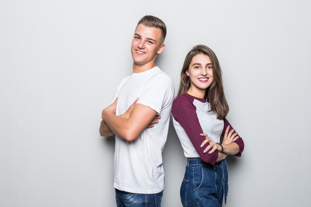 Heureux jeune couple souriant garçon et fille isolé sur blanc