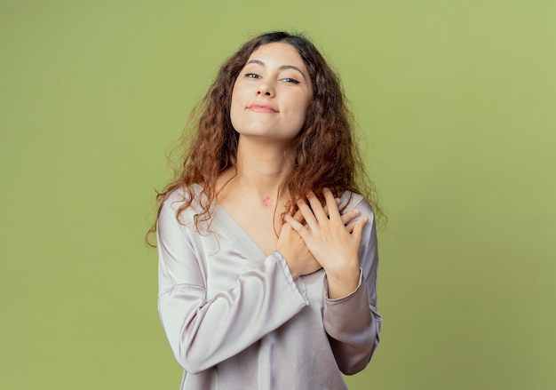 Photo gratuite heureux jeune employé de bureau jolie femme mettant les mains sur l'épaule isolé sur vert olive