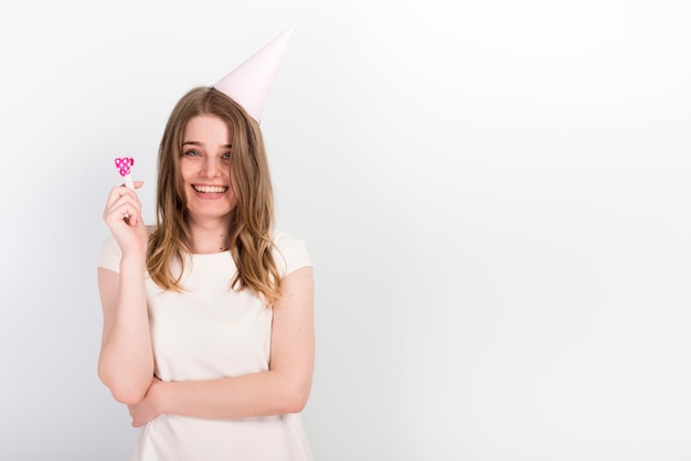 Heureux jeune femme en chapeau de fête s&#39;amuser