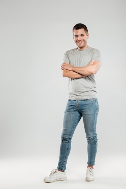 Heureux jeune homme aux bras croisés.