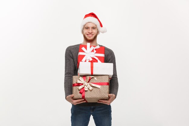 Heureux jeune homme à la barbe porte beaucoup de cadeaux isolés sur blanc