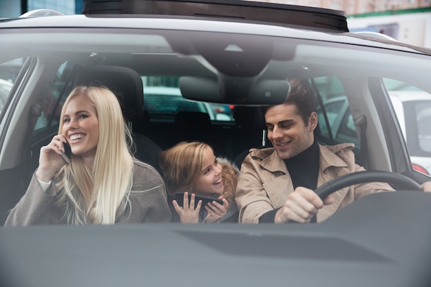 Heureux, jeune homme, à, famille, dans voiture