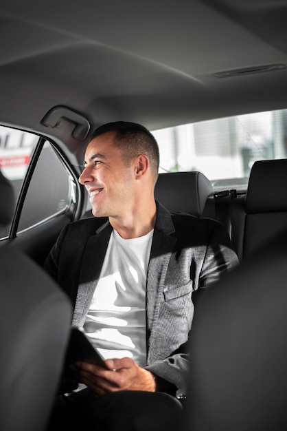 Heureux jeune homme à l'intérieur d'une voiture