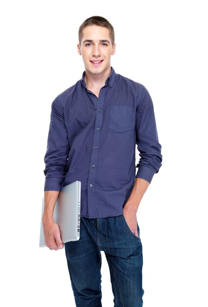 Heureux jeune homme avec ordinateur portable - isolé sur blanc