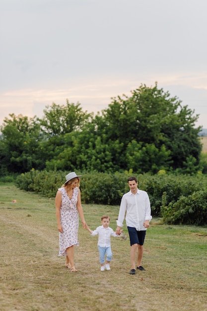 Heureux jeune papa de famille, maman et petit fils a l'air heureux dans le parc