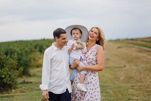 Heureux jeune papa de famille, maman et petit fils a l'air heureux dans le parc