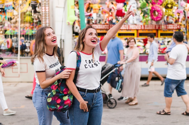 Heureux jeunes amis dans le parc d&#39;attractions