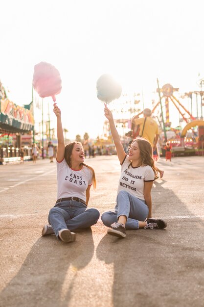 Heureux jeunes amis dans le parc d&#39;attractions