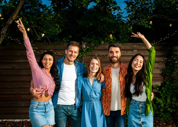 Heureux jeunes amis ensemble à l'extérieur