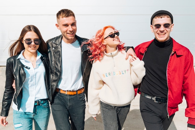 Heureux jeunes amis marchant dans la rue