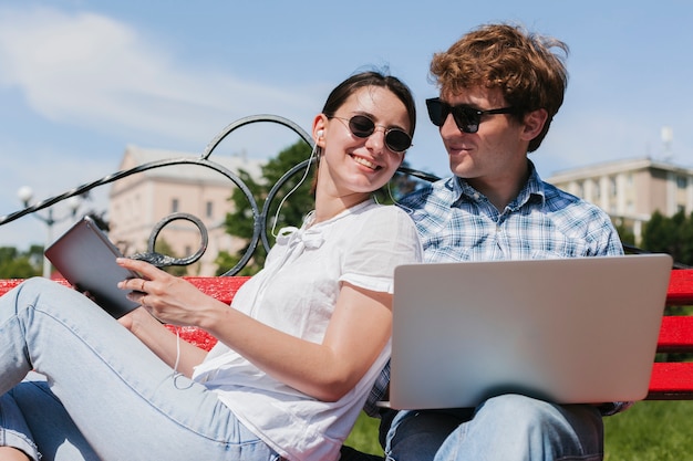 Photo gratuite heureux jeunes pigistes dans le parc