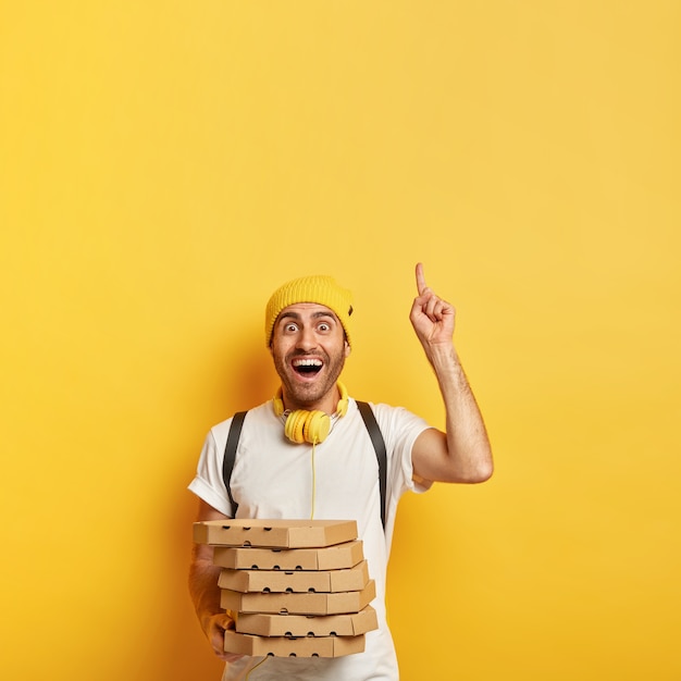 Heureux livreur avec des boîtes à pizza