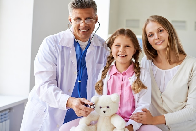 Heureux médecin avec ses patients