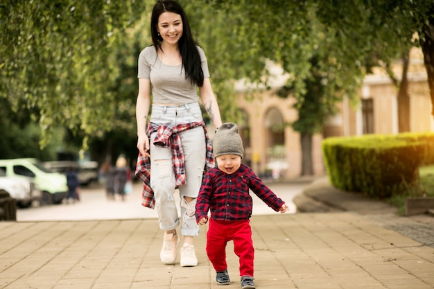 Heureux mère bébé enfant jeune