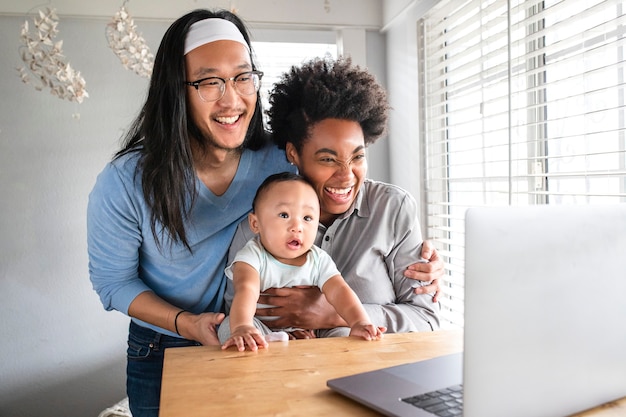 Heureux multiethnique ayant un appel vidéo avec les grands-parents pendant le verrouillage de covid19