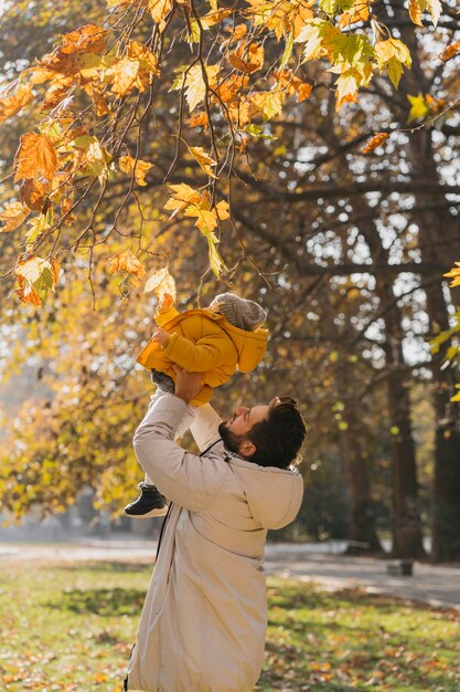 Heureux papa jouant avec son bébé à l'extérieur