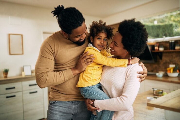 Photo gratuit heureux parents afro-américains avec fille à la maison