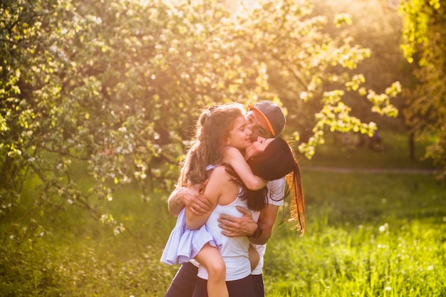 Heureux parents appréciant avec leur fille dans le parc