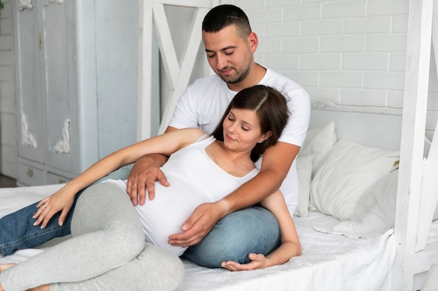 Heureux parents attendent un nouveau membre de la famille