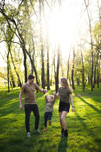 Photo gratuite heureux parents avec enfants dans la nature