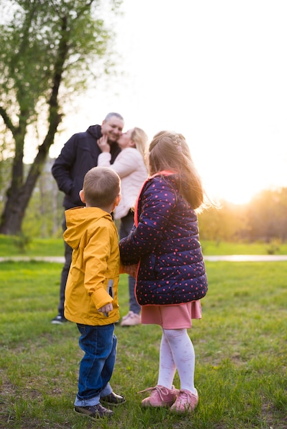 Heureux parents d'enfants dans la nature