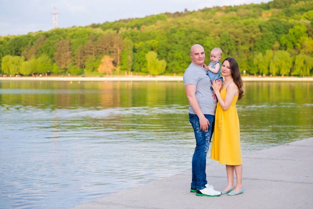 Heureux parents avec enfants dans la nature