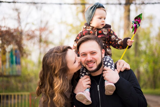 Heureux parents avec enfants dans la nature