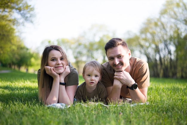 Heureux parents avec enfants dans la nature