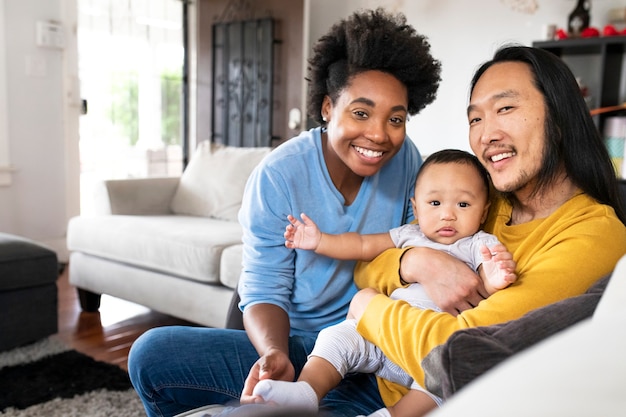 Heureux parents multiraciaux passant du temps avec leur fils