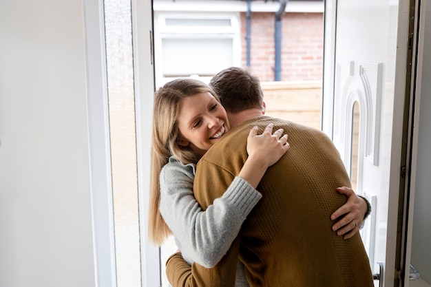 Heureux partenaires étreignant plan moyen