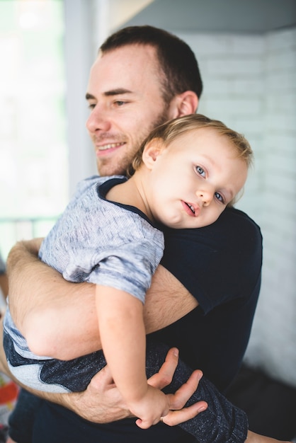 Heureux père embrasser son fils