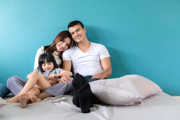 Heureux Père De Famille Mère Fille Jouer Et Profiter Ensemble Avec Amour Et Soin Sur Le Concept De Maison De Lit Blanc