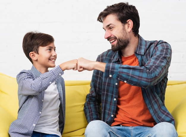 Heureux père et fils frappent les poings