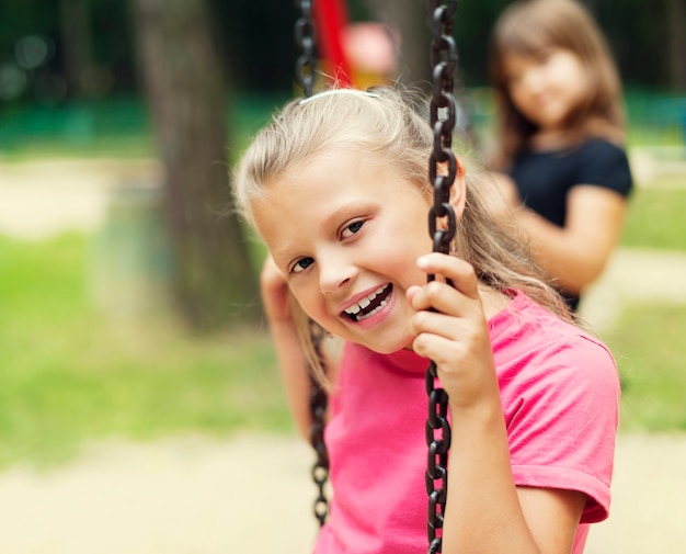 Heureux petit enfant sur la balançoire