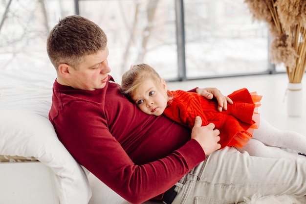 Heureux petit enfant fille appréciant un moment doux avec papa