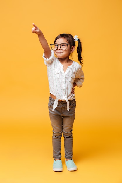 Heureux petit enfant fille excitée pointant.