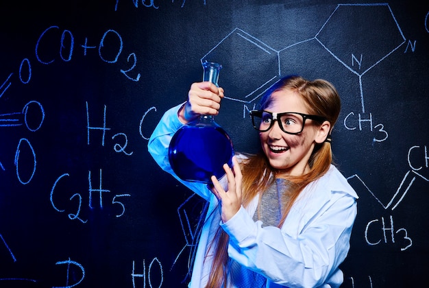 Heureux petit scientifique faisant une expérience