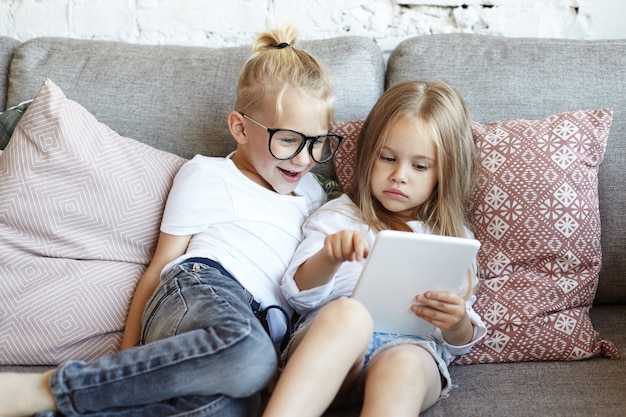 Heureux petits enfants jouent dans le salon