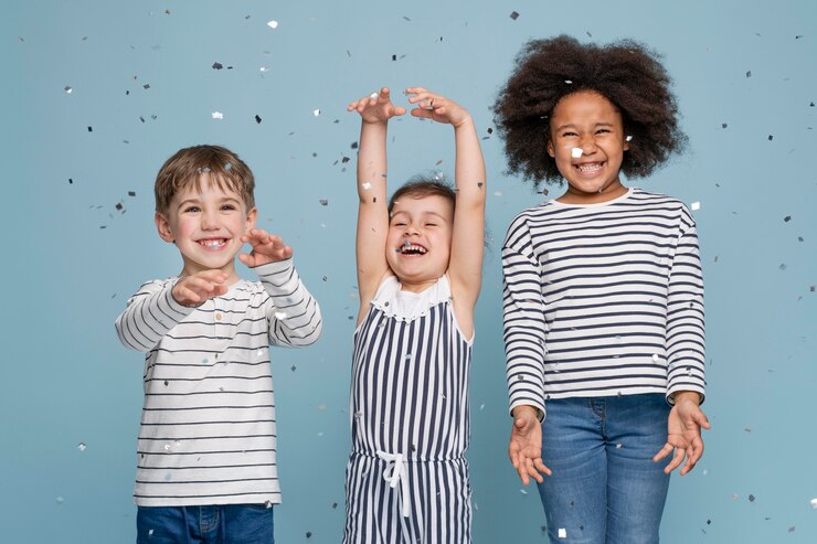 Photo gratuit heureux petits meilleurs amis célébrant