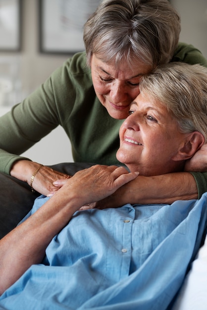 Heureux queer senior couple vue de côté