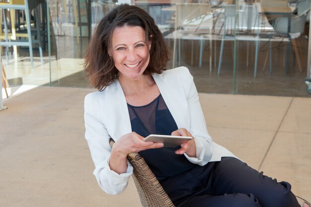 Heureux touriste femme élégante à l&#39;aide de tablette