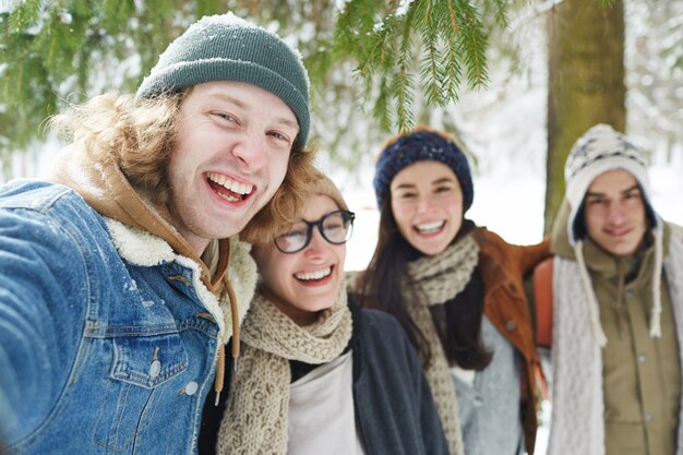 Heureux touristes en vacances d'hiver