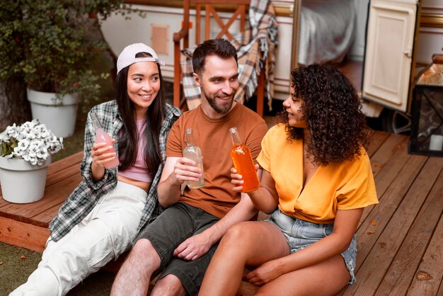Heureux trois amis buvant à l'extérieur