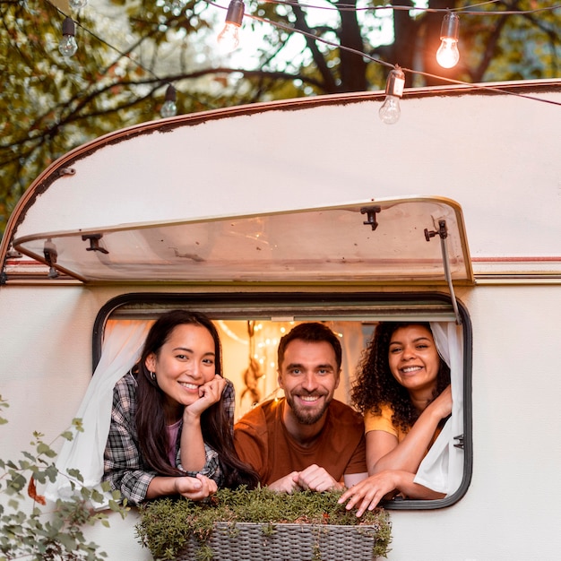 Photo gratuite heureux trois amis prêts à partir en road trip